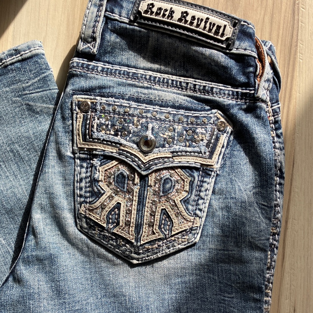 ROCK REVIVAL SAVANNAH
SIZE 28x33 EXCELLENT CONDITION